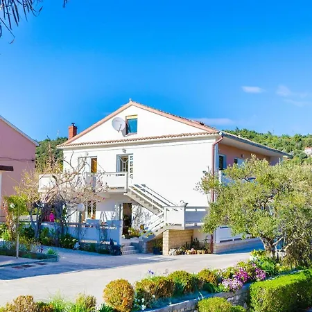 アパート Rezika Mundanije